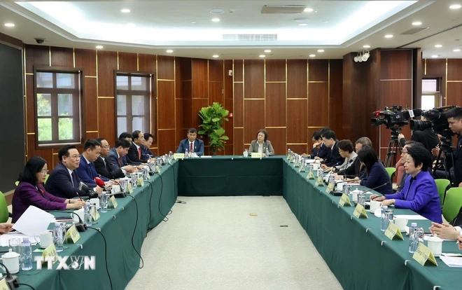 Le président de l'Assemblée nationale visite le Gubei Civic Center à Shanghai ảnh 2