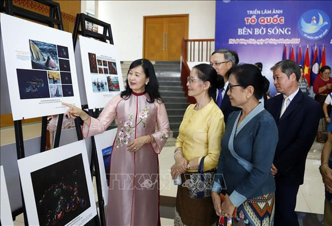 Ouverture de l'exposition de photos d’art "Patrie au bord des vagues" au Laos ảnh 1 Ouverture de l'exposition de photos d’art "Patrie au bord des vagues" au Laos ảnh 1