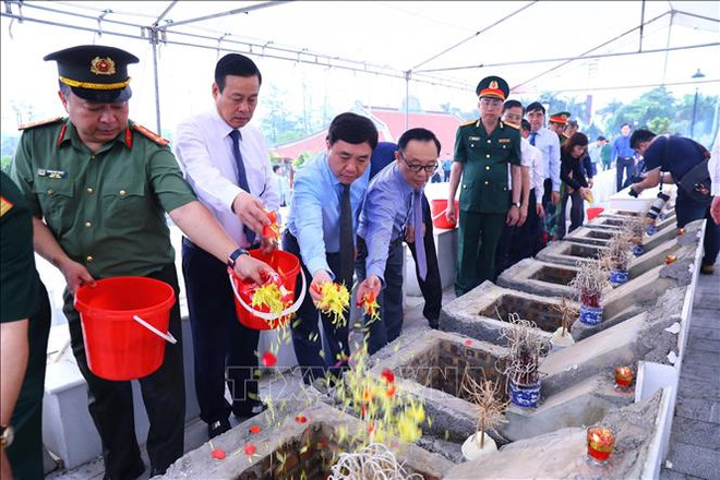Inhumation des restes de neuf soldats morts pour la Patrie ảnh 1 Inhumation des restes de neuf soldats morts pour la Patrie ảnh 1