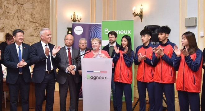 La maire de Bagneux (France) reçoit des jeunes athlètes vietnamiens de Taekwondo ảnh 1 La maire de Bagneux (France) reçoit des jeunes athlètes vietnamiens de Taekwondo ảnh 1