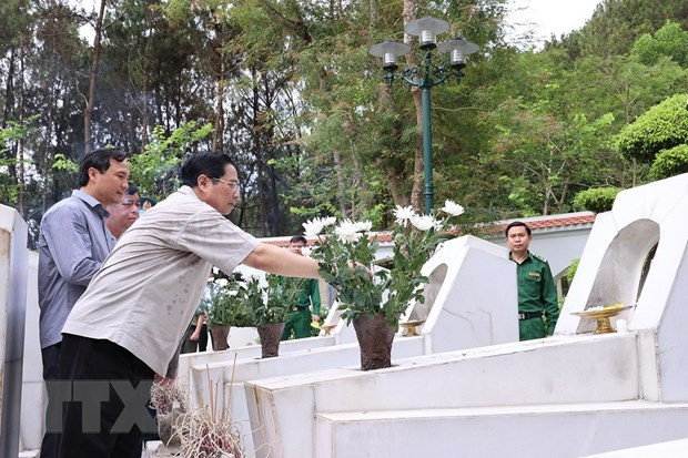 Le PM rend hommage aux martyrs héroïques de la province de Ha Tinh ảnh 1 Le PM rend hommage aux martyrs héroïques de la province de Ha Tinh ảnh 1