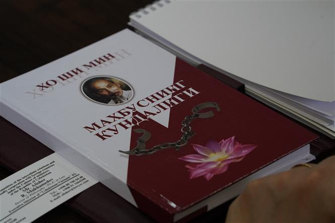 L’œuvre “Carnet de prison” du Président Hô Chi Minh traduite en ouzbek ảnh 1 L’œuvre “Carnet de prison” du Président Hô Chi Minh traduite en ouzbek ảnh 1