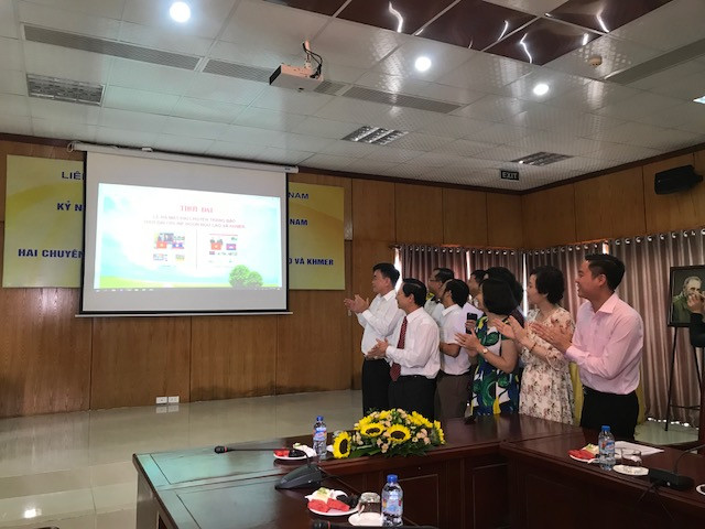 Lancement de la version laotienne et khmère du journal Thoi Dai ảnh 1