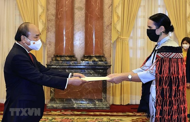 Le président Nguyên Xuân Phuc reçoit les ambassadeurs de quatre pays ảnh 1 Le président Nguyên Xuân Phuc reçoit les ambassadeurs de quatre pays ảnh 1