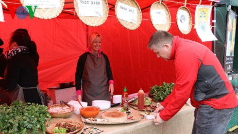 Les plats vietnamiens présentés au Festival de cuisine de rue en République tchèque ảnh 1
