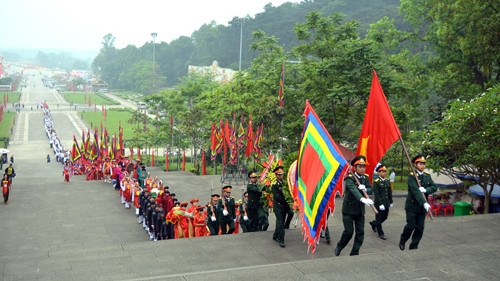 Offrande d'encens en hommage aux rois fondateurs du pays ảnh 1 Offrande d'encens en hommage aux rois fondateurs du pays ảnh 1