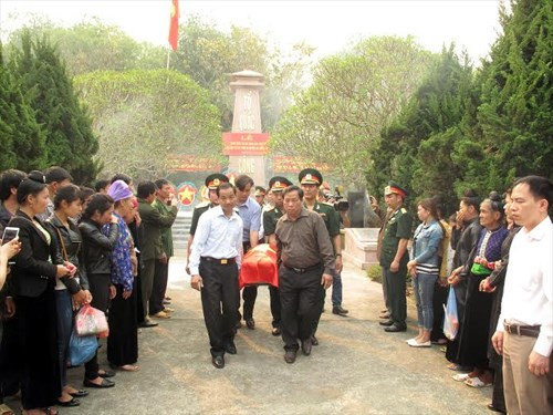 Inhumation des restes de soldats tombés au Laos à Dien Bien ảnh 1