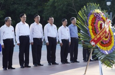 Le PM est allé offrir de l'encens à l'ancienne citadelle de Quang Tri ảnh 1