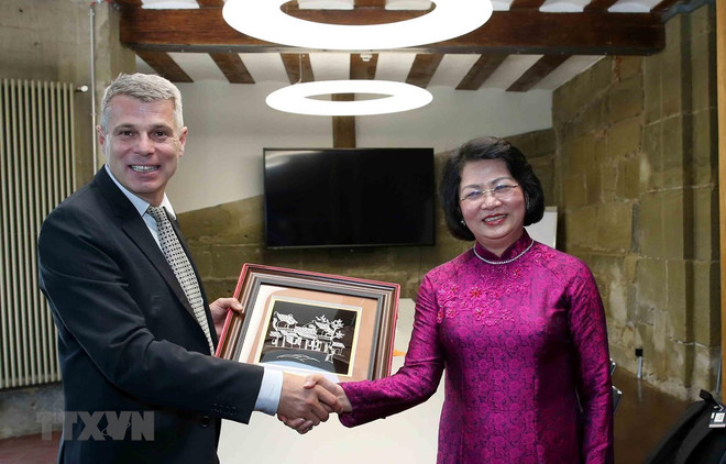 Des activités de la vice-présidente Dang Thi Ngoc Thinh en Suisse ảnh 1 Des activités de la vice-présidente Dang Thi Ngoc Thinh en Suisse ảnh 1