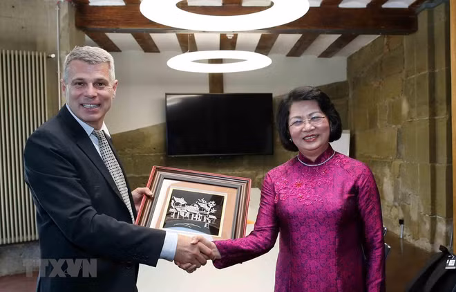 Des activités de la vice-présidente Dang Thi Ngoc Thinh en Suisse ảnh 1