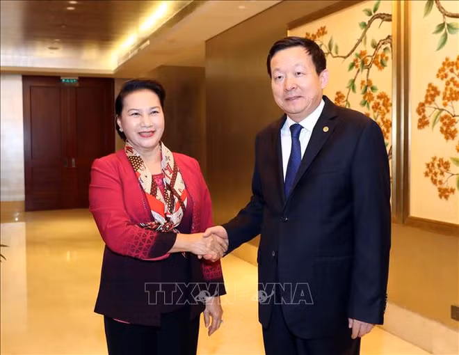 La présidente de l’AN du Vietnam rencontre un dirigeant du Suzhou ảnh 1