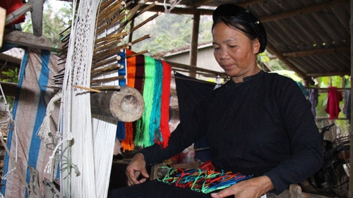 Hanoi: découvrir le tissage traditionnel au Village culturel et touristique des ethnies du Vietnam ảnh 1 Hanoi: découvrir le tissage traditionnel au Village culturel et touristique des ethnies du Vietnam ảnh 1