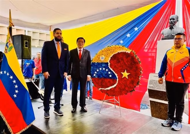 Une délégation du PCV effectue une visite de travail au Venezuela ảnh 4