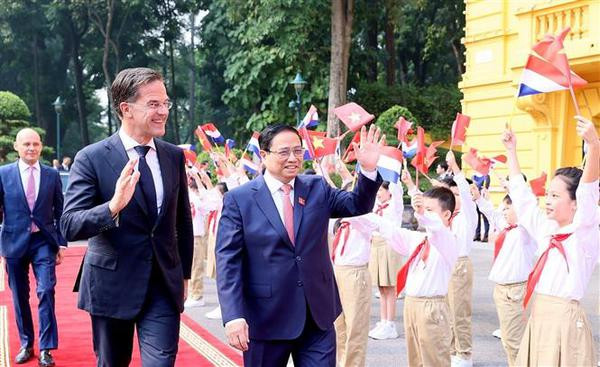 Cérémonie d’accueil du Premier ministre néerlandais Mark Rutte à Hanoï ảnh 1