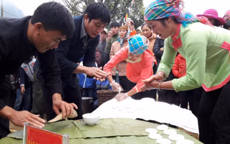 Lai Châu séduit les touristes par ses festivités culturelles ảnh 1