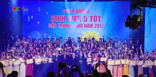 Remise du Prix «Etoile de janvier» aux meilleurs étudiants ảnh 1 Remise du Prix «Etoile de janvier» aux meilleurs étudiants ảnh 1