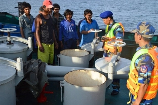 Le vice-PM Nguyên Xuân Phuc veut sévir contre la contrebande de carburants en mer ảnh 1 Le vice-PM Nguyên Xuân Phuc veut sévir contre la contrebande de carburants en mer ảnh 1
