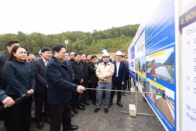 Le Premier ministre examine le projet Mai Son - Autoroute nationale 45 ảnh 2