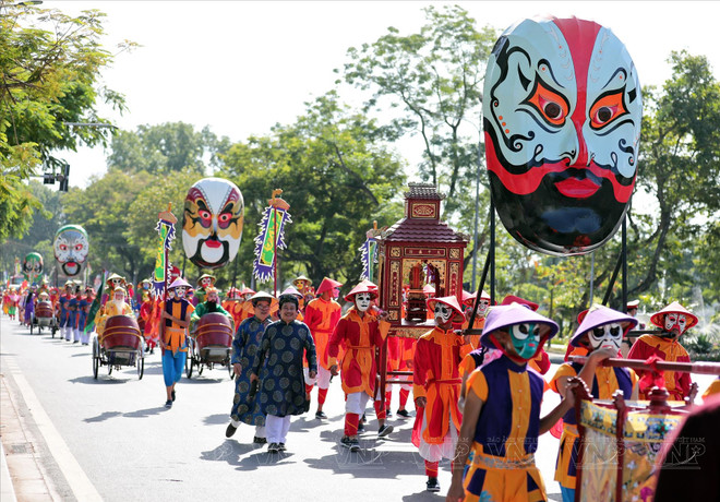 Les artistes donnent une seconde jeunesse au tuông royal de Huê ảnh 3