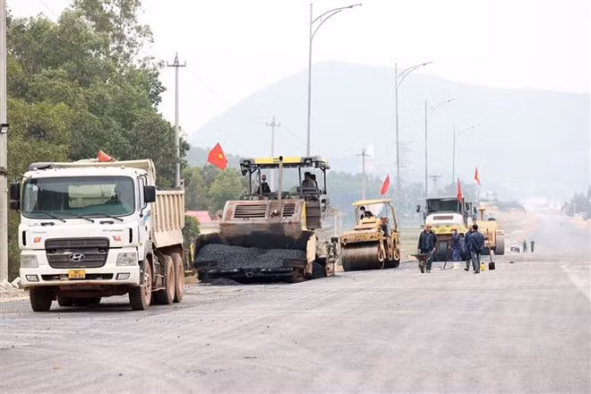 Le Premier ministre examine le projet Mai Son - Autoroute nationale 45 ảnh 1