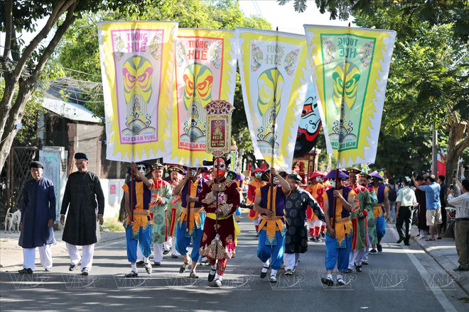 Les artistes donnent une seconde jeunesse au tuông royal de Huê ảnh 1