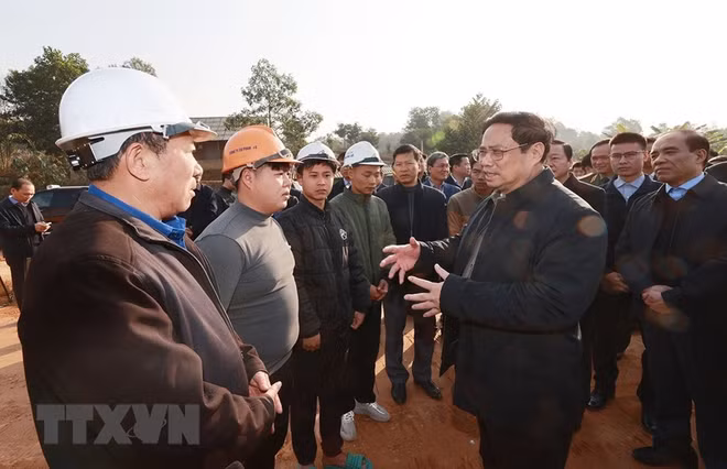 Le PM Pham Minh Chinh inspecte le chantier du projet d'autoroute Tuyen Quang - Phu Tho ảnh 1