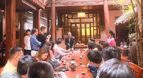 Visite d’une maison de thé traditionnel au cœur de Hanoï ảnh 4