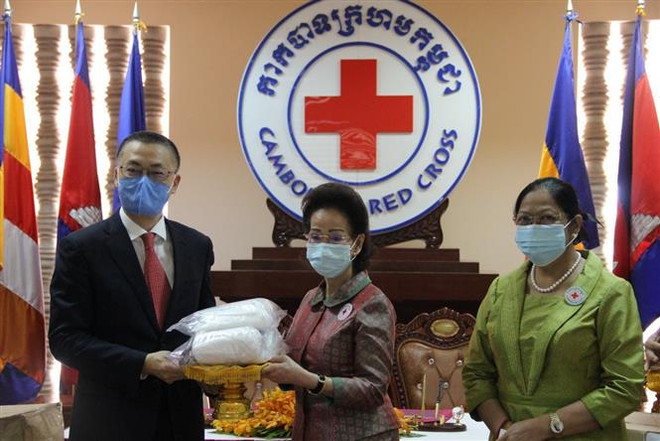 La Croix-Rouge vietnamienne offre du matériel médical à son homologue cambodgienne ảnh 1 La Croix-Rouge vietnamienne offre du matériel médical à son homologue cambodgienne ảnh 1