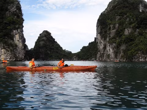 Quang Ninh prend des mesures pour améliorer ses services touristiques ảnh 2