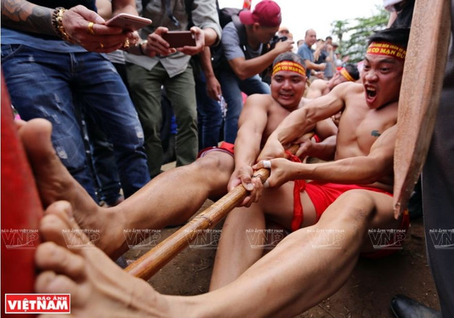 Le jeu de tir à la corde assis fait vibrer la corde du vilage de Ngoc Tri ảnh 3 Le jeu de tir à la corde assis fait vibrer la corde du vilage de Ngoc Tri ảnh 3