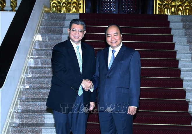 Le PM Nguyen Xuan Phuc reçoit le ministre malaisien des AE ảnh 1 Le PM Nguyen Xuan Phuc reçoit le ministre malaisien des AE ảnh 1