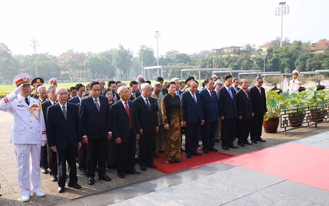 Les dirigeants rendent hommage au Président Hô Chi Minh ảnh 1