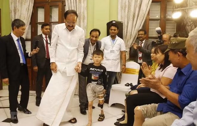 Inauguration de deux camps Jaipur Foot au Vietnam ảnh 1