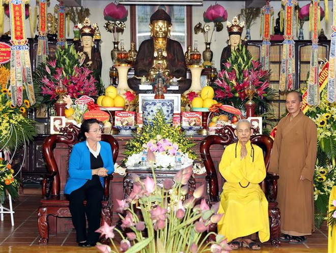 La présidente de l’AN rend visite au Vénérable Thich Pho Tue de l’Eglise bouddhique du Vietnam ảnh 1 La présidente de l’AN rend visite au Vénérable Thich Pho Tue de l’Eglise bouddhique du Vietnam ảnh 1