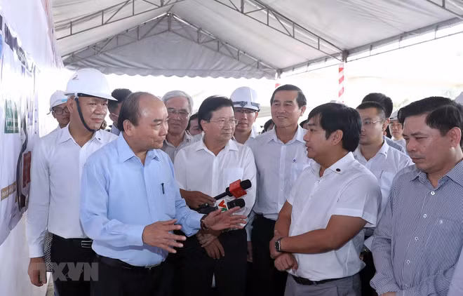 Le PM se rend sur le chantier de l’autoroute Trung Luong-My Thuân ảnh 1