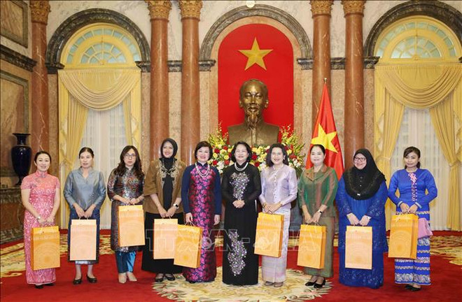 La vice-présidente de la République Dang Thi Ngoc Thinh reçoit des membres de l’AWCH ảnh 1 La vice-présidente de la République Dang Thi Ngoc Thinh reçoit des membres de l’AWCH ảnh 1