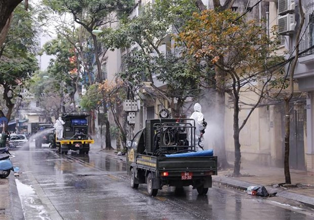 Des rues de Hanoï désinfectées après un nouveau cas de COVID-19 ảnh 1 Des rues de Hanoï désinfectées après un nouveau cas de COVID-19 ảnh 1