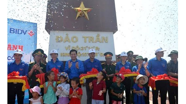 Au Nord, un mât au drapeau national inauguré sur l’île de Trân ảnh 1 Au Nord, un mât au drapeau national inauguré sur l’île de Trân ảnh 1