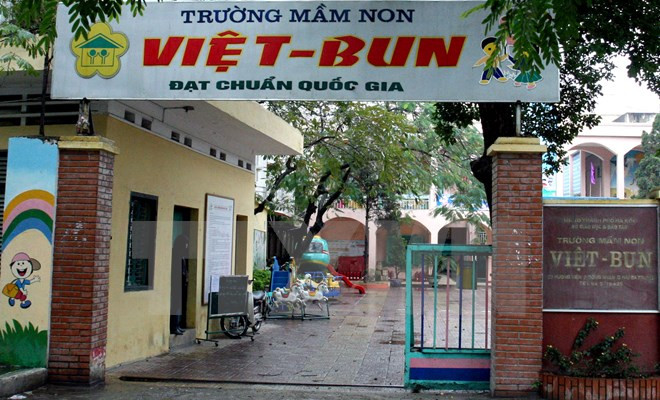 L’ambassadeur de Bulgarie visite l’école maternelle Vietnam-Bulgarie ảnh 1