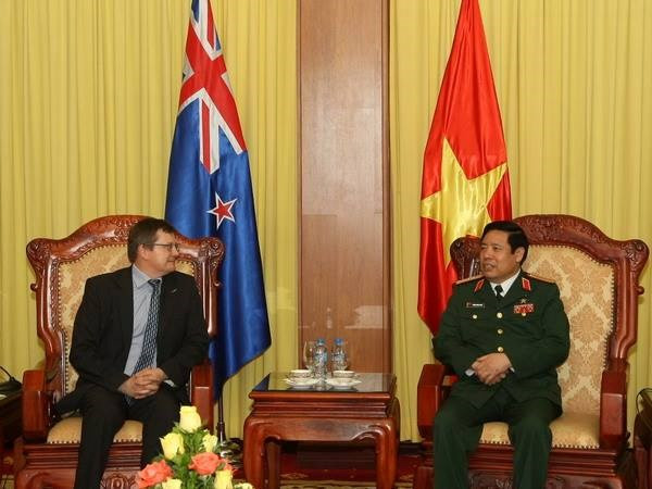 Le général Phung Quang Thanh reçoit le secrétaire général adjoint à la défense néo-zélandais ảnh 1 Le général Phung Quang Thanh reçoit le secrétaire général adjoint à la défense néo-zélandais ảnh 1