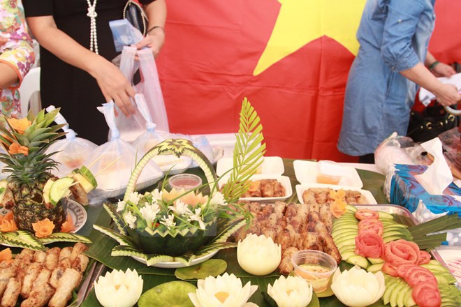 Le Vietnam participe à la Foire caritative internationale au Laos ảnh 1 Le Vietnam participe à la Foire caritative internationale au Laos ảnh 1