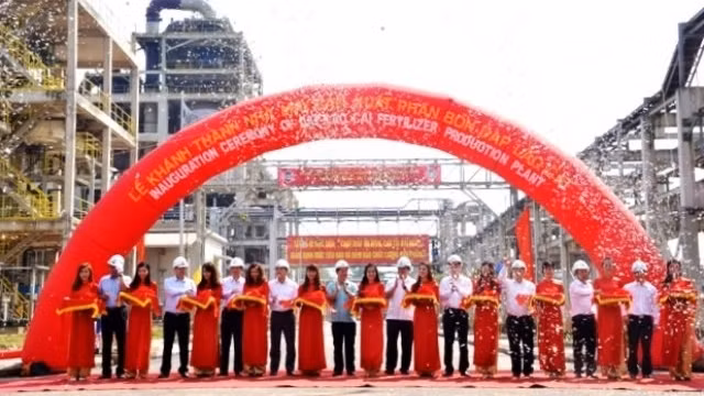 Lào Cai: Inauguration d’une usine d'engrais de 500 milliards de dôngs ảnh 1