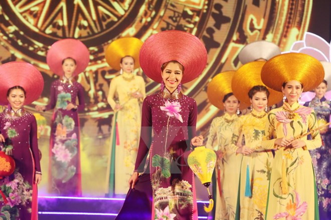 Fête de l’ao dai au Temple de la Littérature de Hanoi ảnh 1 Fête de l’ao dai au Temple de la Littérature de Hanoi ảnh 1