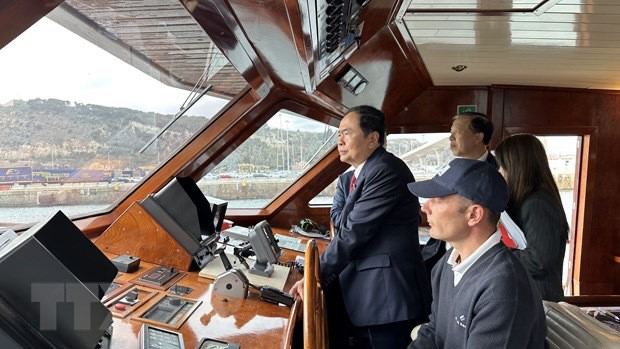 Le vice-président permanent de l'AN Tran Thanh Man en visite de travail à Barcelone ảnh 3 Le vice-président permanent de l'AN Tran Thanh Man en visite de travail à Barcelone ảnh 3