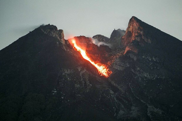Le volcan indonésien Merapi entre en éruption ảnh 1