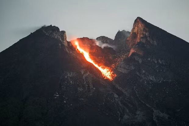 Le volcan indonésien Merapi entre en éruption ảnh 1