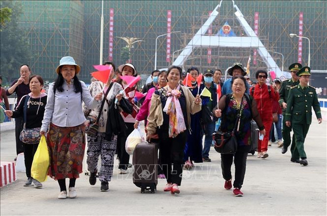Lao Cai accueille le premier groupe de touristes chinois après le COVID-19 ảnh 1