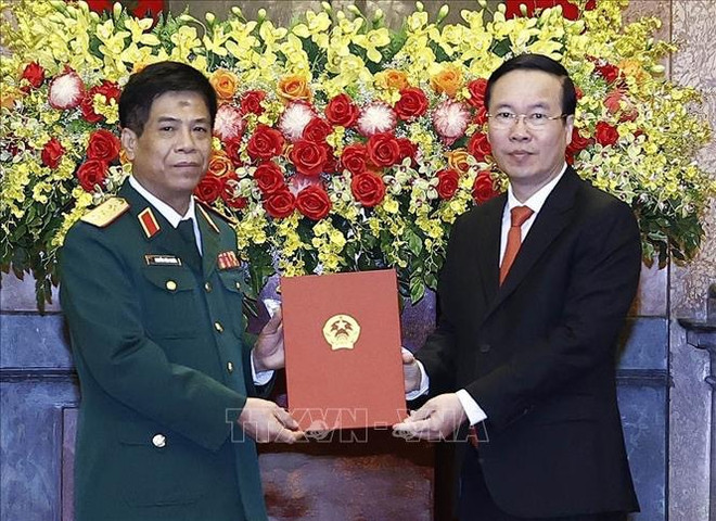 Le président présente sa décision de promotion à un officier militaire ảnh 1 Le président présente sa décision de promotion à un officier militaire ảnh 1