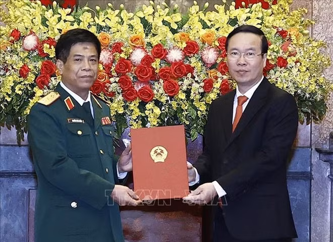 Le président présente sa décision de promotion à un officier militaire ảnh 1
