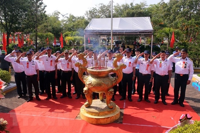 Da Nang : cérémonie pour rendre hommage aux héros morts sur l'île de Gac Ma ảnh 1 Da Nang : cérémonie pour rendre hommage aux héros morts sur l'île de Gac Ma ảnh 1